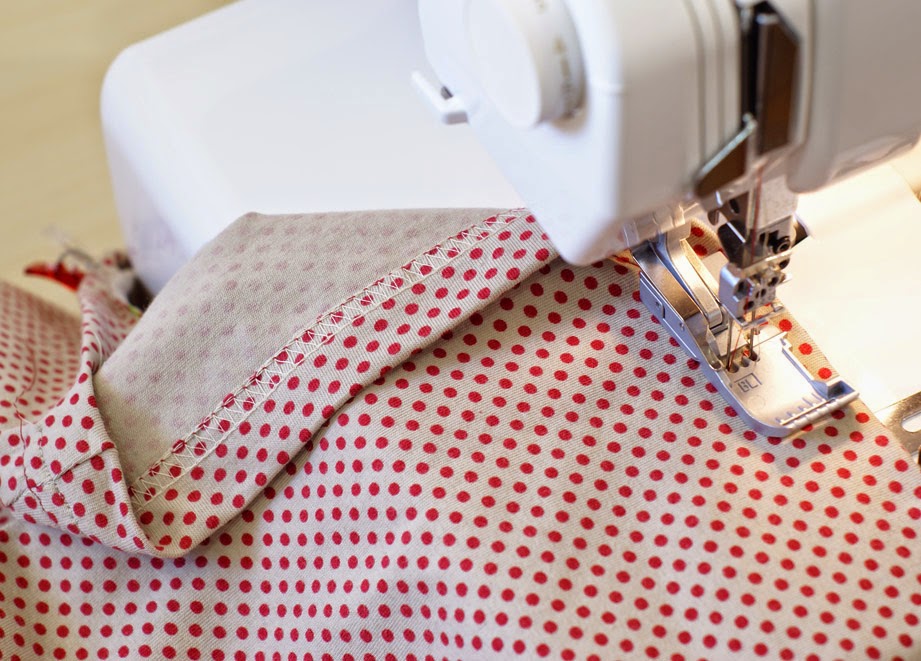 coudre avec une recouvreuse Christelle BENEYTOUT
sewing with coverlock